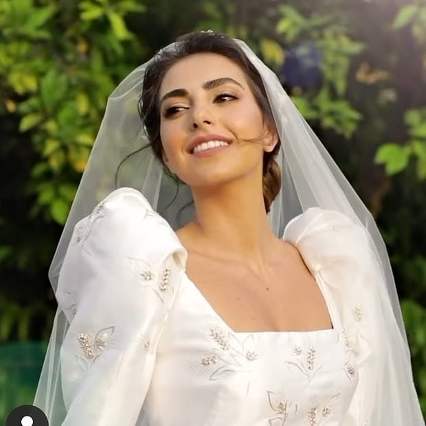 إطلالة فاليري ابو شقرا الجرئية بدون مكياج وببطن منتفخ 2 فاليري ابو شقرا يوم زفافها