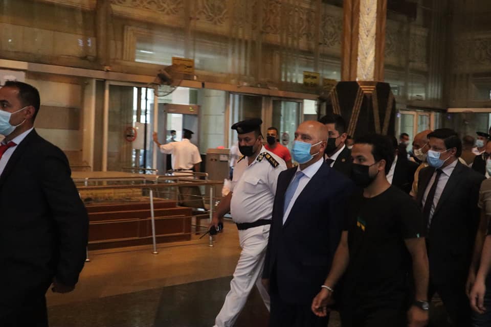 وزير النقل ينتقد دخول الركاب محطة مصر بدون تذاكر : إهمال وتخاذل في حق البلد 4